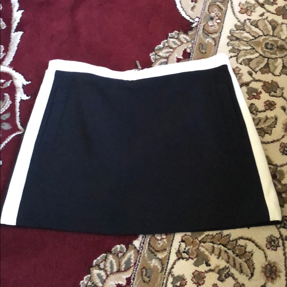Black & white mini skirt